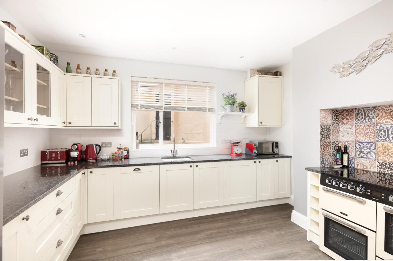 5 Bedroom Magnificent Georgian Townhouse- City Centre Bath Eksteriør bilde